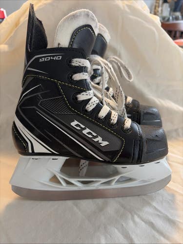 Junior Youth Size 11 CCM TACKS 9040 Ice Hockey Skates.