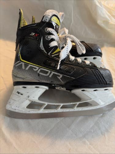Youth Junior Size 13 Bauer Vapor 3X Ice Hockey Skates. Excellent Condition