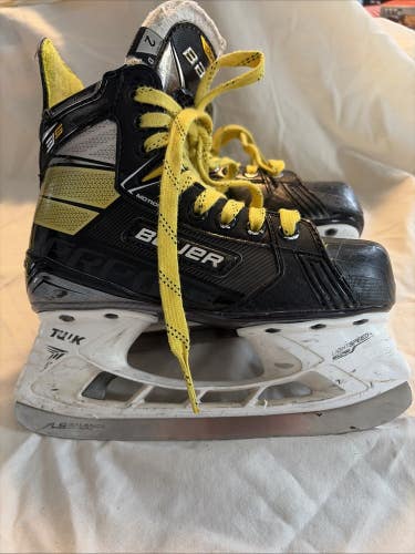 Junior Size 2 Bauer Supreme 3S Ice Hockey Skates