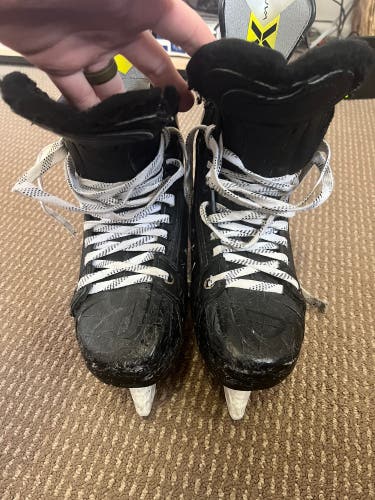 Black 2023 Bauer Vapor Hyperlite 2 Hockey Skates 8 (Used)