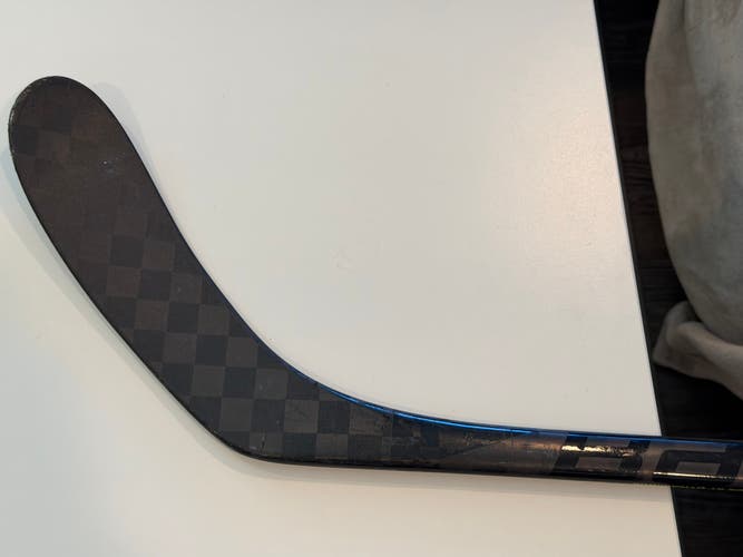 Senior Bauer AG5NT Right Handed Hockey Stick P28 95 Flex (Used)