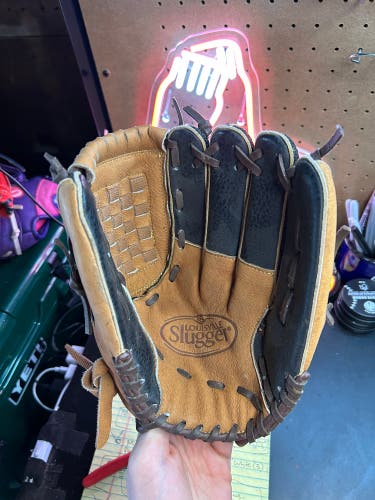 Louisville Slugger RHT Baseball Glove 11" (Used)