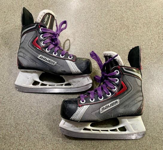 Bauer Vapor X30 Hockey Skates Regular Width Y13 (Used)
