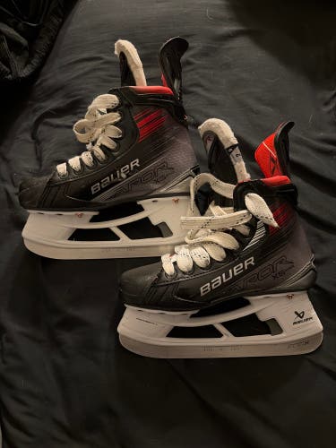 Black 2023 Bauer Vapor X5 Pro Hockey Skates Regular Width Size 2 (Used)
