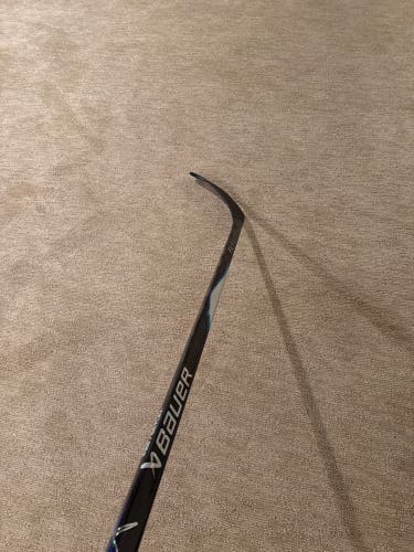 Intermediate Bauer Vapor Flylite Right Handed Hockey Stick P28 65 Flex (New) -