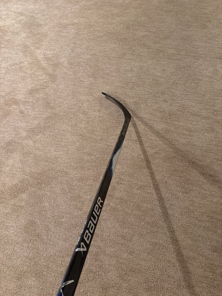 Intermediate Bauer Vapor Flylite Right Handed Hockey Stick P28 65 Flex (New) -