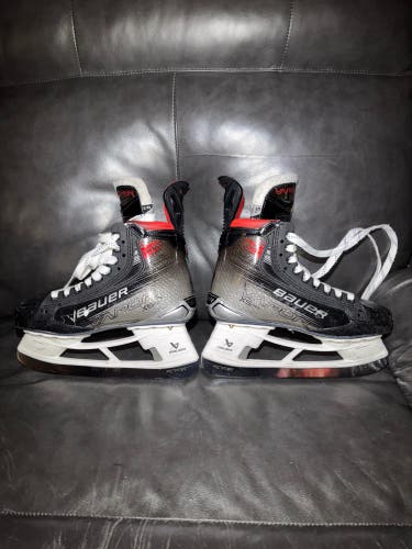Black/Gray 2023 Bauer Vapor 5x Pro Hockey Skates Regular Width Size 5.5 (Used)