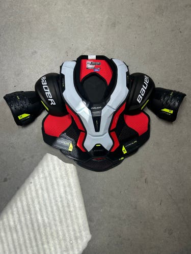 Senior Large Bauer Vapor Hyperlite NHL Washington Capitals Pro Stock Shoulder Pads (New)