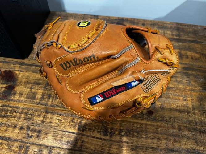 Wilson A2575 AS18 RH Catcher's Baseball Glove 32.5" (Used)