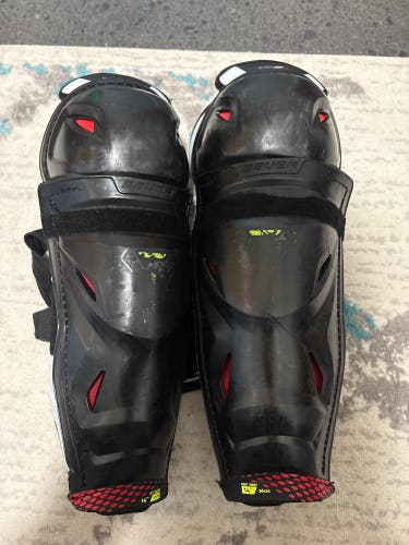 Intermediate Bauer Vapor Hyperlite 14" Shin Pads (Used)