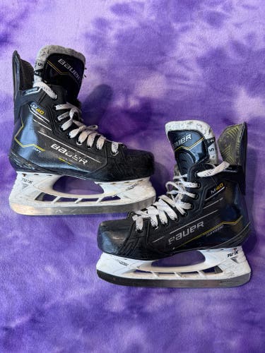 Intermediate Bauer Supreme M40 Hockey Skates Size 5 (Used)