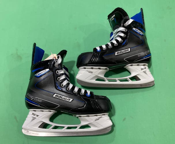 Nexus 2700 Intermediate Bauer Hockey Skates Regular Width Size 5.5 (Used)