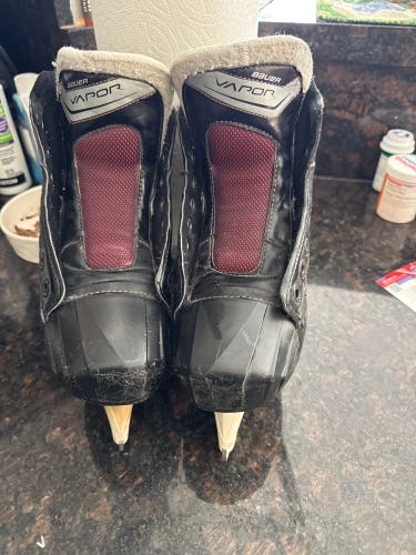 Black Bauer Vapor X Hockey Skates Size 3.5 (Used)