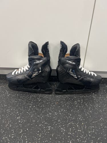 Black True SVH Hockey Skates Size 4 (Used)
