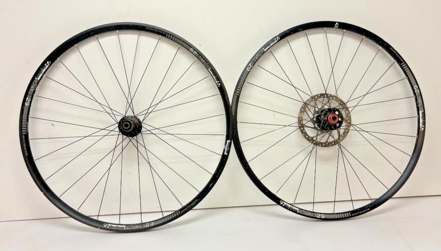 Bontrager Rhythm Elite 29 Tubeless Thru Axle Disc Brake 622x22 Aluminum Wheelset
