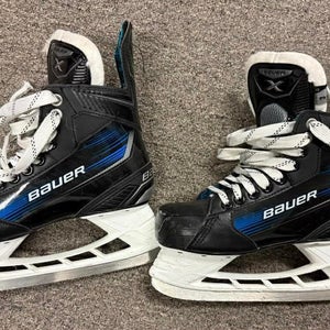 Hockey Player Skates - BAUER X