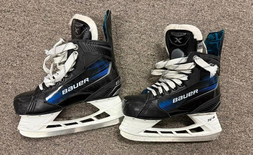 Hockey Player Skates - BAUER X
