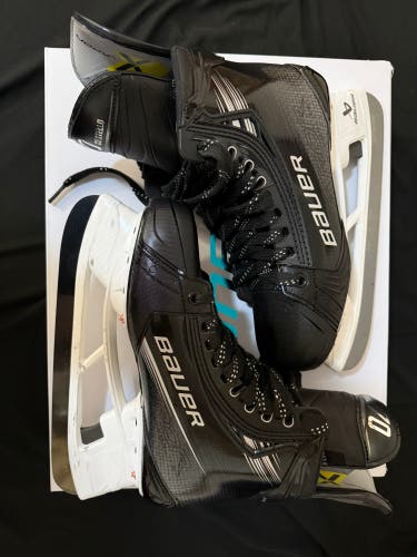 Black 2023 Bauer Vapor Hyperlite 2 Hockey Skates Regular Width Pro Stock 7.5 (Used)