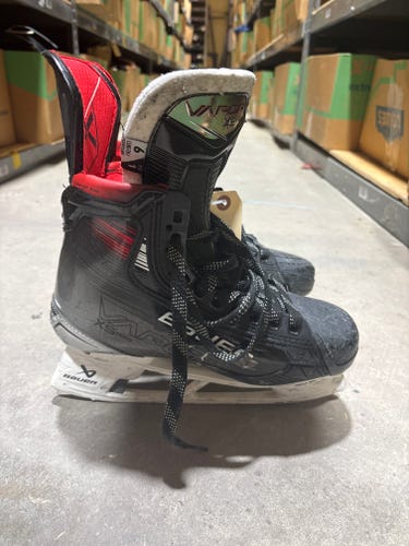 Intermediate Bauer Vapor X5 Pro Hockey Skates | Size 6 Fit 1
