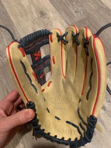 Wilson A1000 RH Baseball Glove 12" (Used)