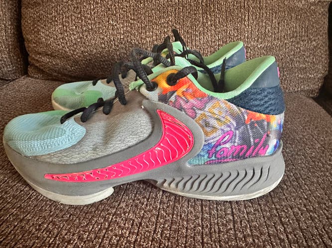 Kid's 5.5Y (Big Kids / Youth) Nike Shoes (Used)