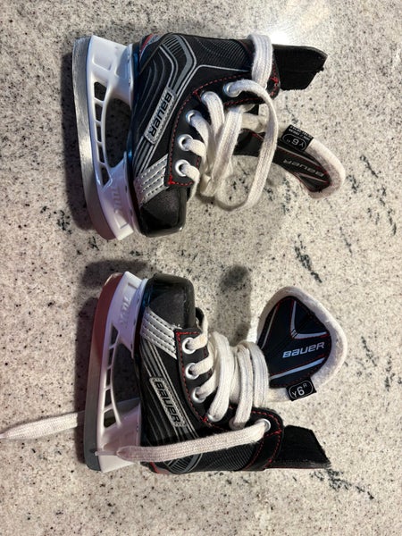 2015 Bauer Vapor X200 Hockey Skates Regular Width 6 (Used)