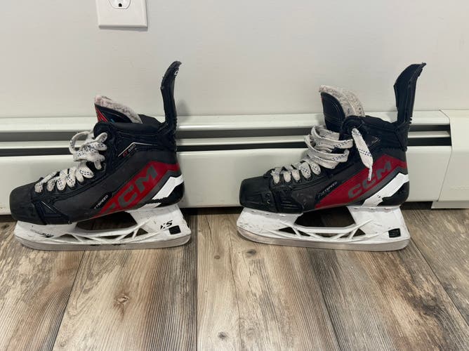 CCM JetSpeed FT680 Hockey Skates Regular Width 7 (Used)