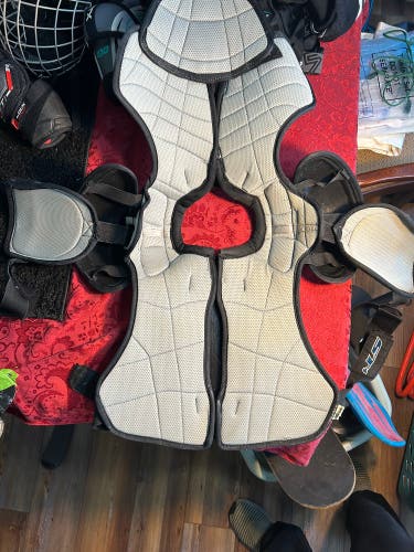 Small Senior Easton ST4 Shoulder Pads (Used)