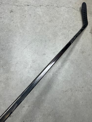 70 Flex P28M Senior Bauer Vapor Hyperlite 2 Left Hand Hockey Stick Pro Stock NHL (Used)