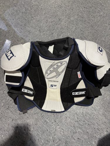 Medium Senior CCM Tacks 552 Shoulder Pads (Used)