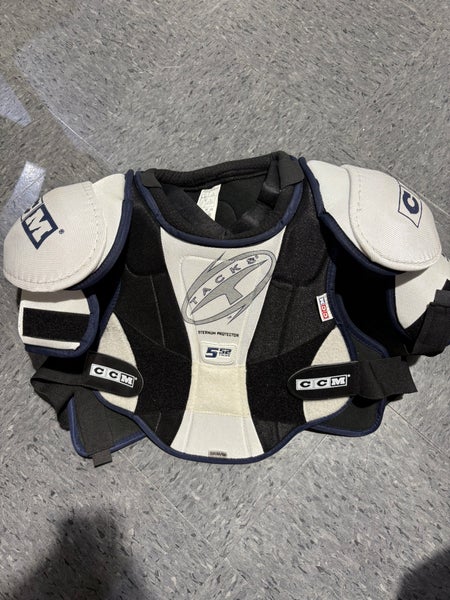 Medium Senior CCM Tacks 552 Shoulder Pads (Used)