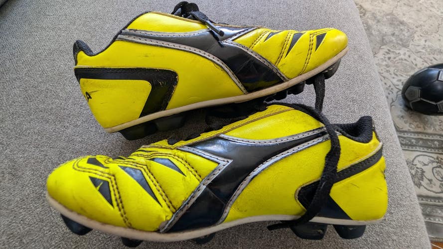 Yellow Unisex 1Y (Big Kids / Youth) Diadora Molded Cleats Cleats (Used)