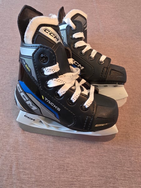 Black/Navy CCM AS-580 Hockey Skates Regular Width 8 (Used)