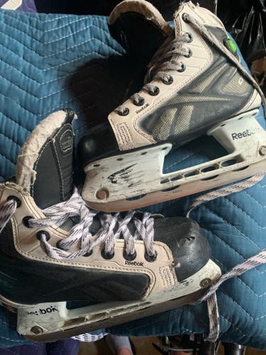 Hockey Skates Extra Wide Width Size 2.5 (Used)