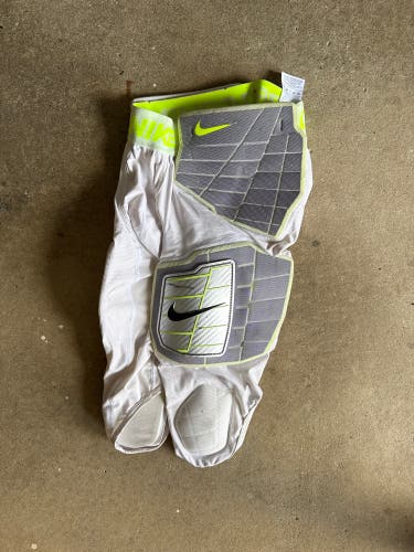 Medium Adult Nike nike pro combat (Used)