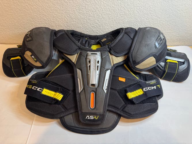 Men's Small Senior CCM Tacks AS-V Shoulder Pads (Used)