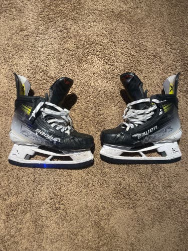 2023 Bauer Vapor Hyperlite 2 Hockey Skates 10.5 (Used)