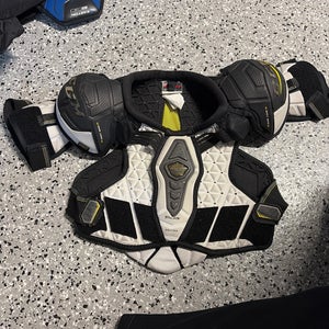Medium Junior CCM Ultra Tacks Shoulder Pads (Used)