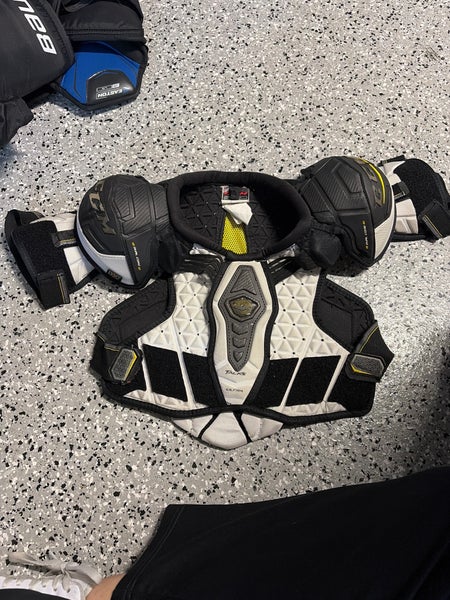Medium Junior CCM Ultra Tacks Shoulder Pads (Used)