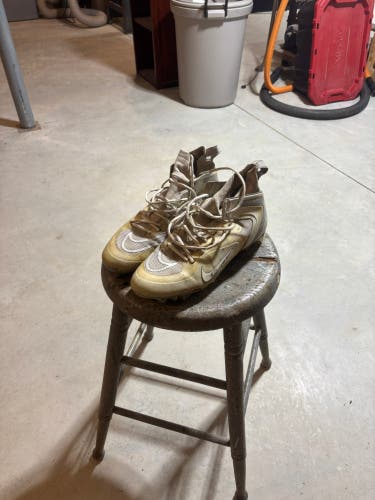 White Men's Size M 10.5 (W 11.5) Adult Nike Alpha Huarache 8 Elite Mid Top Molded Cleats (Used)