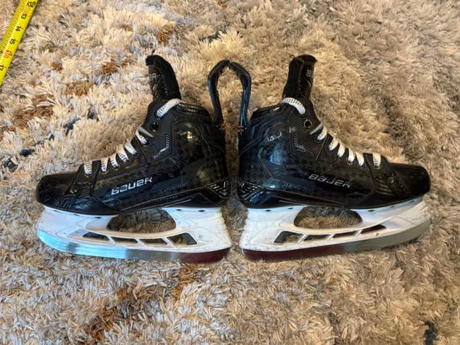Bauer Supreme Mach Hockey Skates Size 4 (Used)