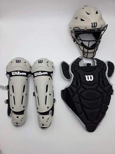 Wilson EZ Gear 2.0 Catcher’s Gear Kit Black Small/Medium Youth Baseball Softball (Like new)