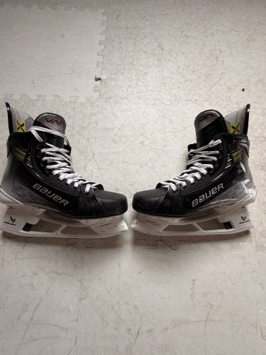 2023 Bauer Vapor Hyperlite 2 Hockey Skates Regular Width 11 (Used)