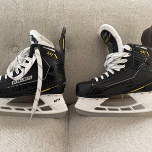 Black Bauer Supreme M1 Hockey Skates Regular Width Size 4 (Used)