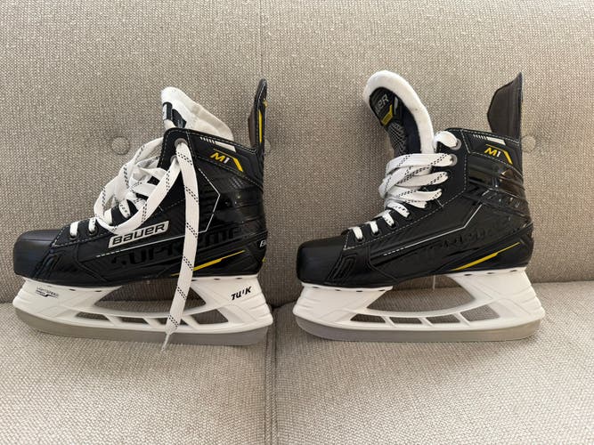 Black Bauer Supreme M1 Hockey Skates Regular Width Size 4 (Used)