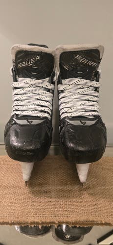 Black 2025 Bauer Supreme Shadow Hockey Skates Regular Width Size 5 (Used)
