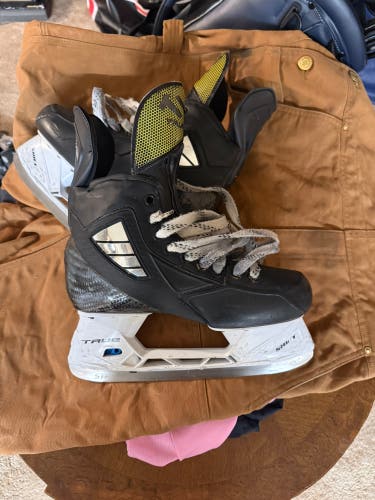True Pro Custom Hockey Skates Regular Width 7.5 (Used)