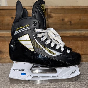 2022 True Catalyst 5 Hockey Skates Regular Width Size 5.5 (Used)