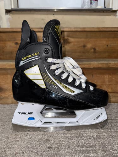 2022 True Catalyst 5 Hockey Skates Regular Width Size 5.5 (Used)
