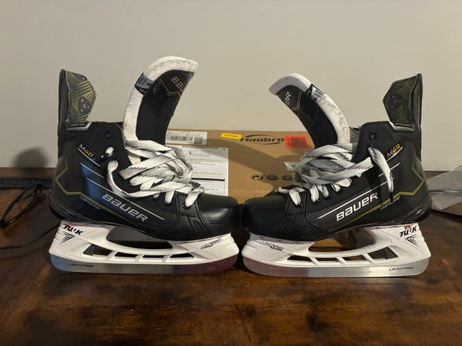 Black 2024 Bauer Supreme M40 Hockey Skates Wide Width 8 (Used)